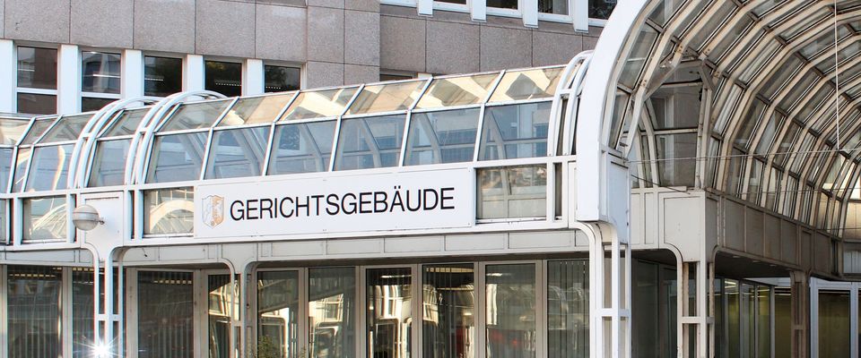 Foto Ausschnitt Gerichtsgebäude Bertha-von Suttner-Platz