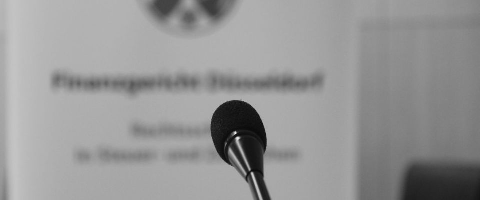Mikrophon mit Banner im Hintergrund (schwarzweiß)