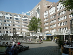 Blick auf das Gerichtsgebäude vom Bertha-von-Suttner-Platz