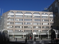 Blick auf das Gerichtsgebäude vom Bertha-von-Suttner-Platz
